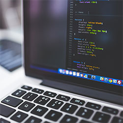 【这一段很关键】中场休息回来之后不久之后，曼联被迫改变策略